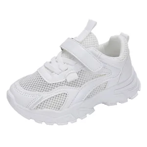 Atmungsaktive weiße Mesh-Sportschuhe für Kinder mit verstellbarem Klettverschluss und Netz