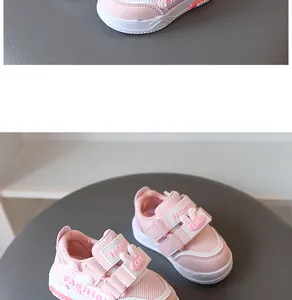 Süße rosa Kleinkind-Sneaker mit Hasenohren-Dekor und verstellbaren Klettverschlüssen.