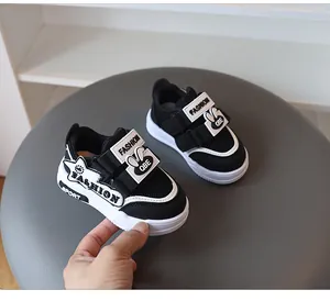 Detailansicht der schwarz-weißen Kindersneaker mit Klettverschluss und Hasendesign