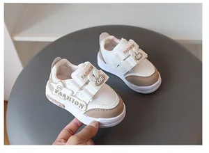 Detail von Kinder-Sportschuhen mit weicher Sohle, Mesh und süßem Kaninchen-Design