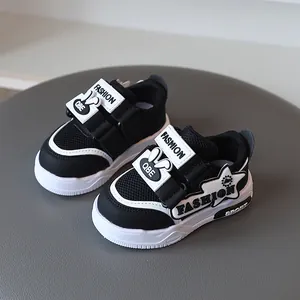 Stylische schwarz-weiße Kindersneaker mit Hasenohren-Design und einer weichen Sohle