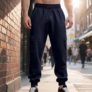 Détail d'un pantalon cargo pour homme bleu marine à texture gaufrée en milieu urbain