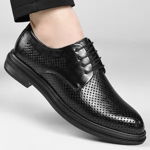 Elegante schwarze gelochte Herrenschuhe für den Sommer, Business-Stil mit Erhöhung