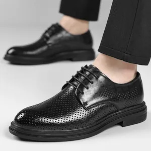 Klassische schwarze Herrenschuhe mit atmungsaktivem Lochmuster für das Büro.