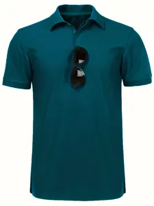 Detaillierte Vorderansicht eines blaugrünen, atmungsaktiven Polo-Shirts mit Sonnenbrille