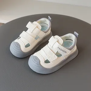 Sandalias de verano para niños con puntera cerrada, suela blanda y cierres de velcro