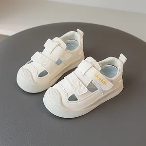 Sandalias blancas para niños con puntera cerrada y suela blanda para primeros pasos