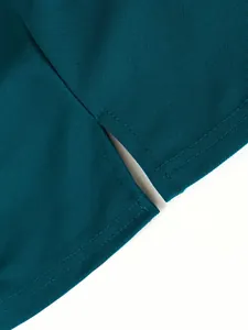 Nahaufnahme von Seitenschlitz und Stoffstruktur bei atmungsaktivem Teal Polo-Shirt
