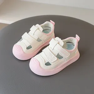 Sandalias de verano rosas y blancas para bebés con suelas blandas y cierres de velcro