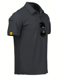 Seitenansicht eines grauen taktischen Poloshirts mit Ärmeltasche und Stern-Logo.