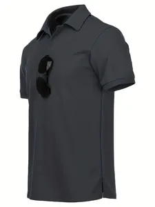 Seitenansicht eines atmungsaktiven Polo-Shirts in Dunkelgrau mit Sonnenbrille