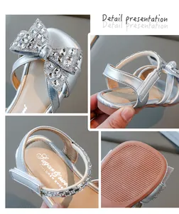 Détail de sandales de princesse argentées pour filles avec nœud en strass et semelle souple