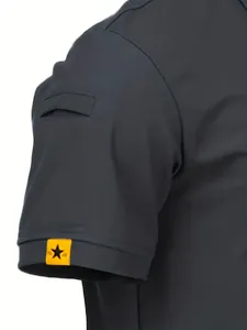 Detailaufnahme des Ärmels mit Sternlogo an einem dunkelgrauen Outdoor-Poloshirt