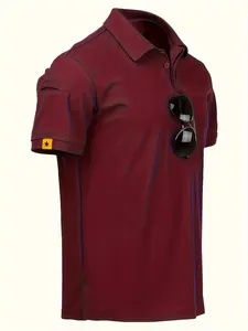 Detaillierte Seitenansicht eines bordeauxroten taktischen Polo-Shirts mit Ärmel-Patch.