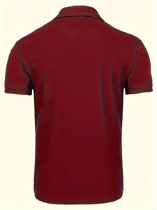 Rückansicht eines atmungsaktiven, schnell trocknenden Polo-Shirts in dunklem Weinrot