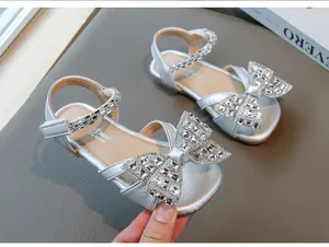 Sandales argentées élégantes pour filles avec nœud en strass et bride étincelante