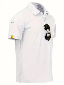 Detailansicht eines weißen taktischen Polo-Shirts mit Ärmeltasche und Flieger-Sonnenbrille