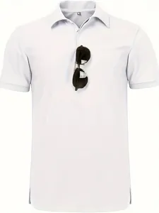 Nahaufnahme eines minimalistischen, schnelltrocknenden weißen Herren-Poloshirts mit Brille