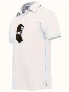 Seitenansicht eines weißen, atmungsaktiven Poloshirts mit einer dunklen Sonnenbrille.