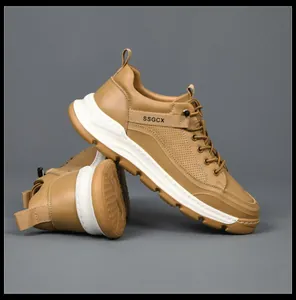 Primo piano di sneakers da uomo in pelle color cuoio con suola spessa e dettagli traforati.