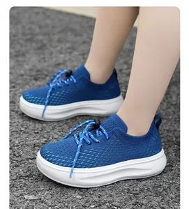 Detailansicht blaue atmungsaktive Mesh-Sportschuhe für Jungen mit dicken weißen Sohlen.