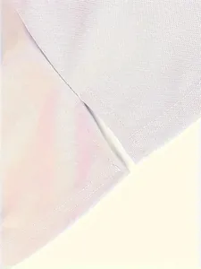 Nahaufnahme von Seitenschlitz und Mikromesh-Gewebe eines schnelltrocknenden Poloshirts