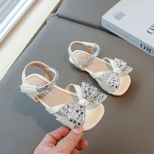 Élégantes sandales blanc cassé pour filles avec nœud en strass brillant et semelle souple