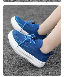Nahaufnahme von blauen, atmungsaktiven Mesh-Sneakern für Jungen mit dicken weißen Sohlen.