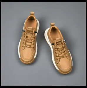 Vista dall'alto di sneakers da uomo in pelle marrone con dettagli traforati traspiranti