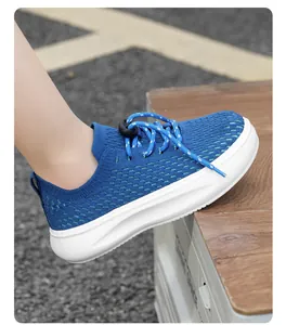 Detaillierte Seitenansicht der blauen atmungsaktiven Mesh-Sneaker für Jungen mit weißer Plateausohle