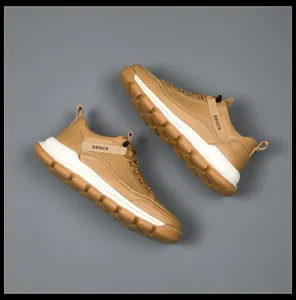Vista dettagliata di sneakers da uomo in pelle color cammello con suola alta