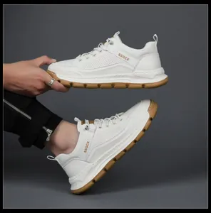 Sneaker da uomo in pelle bianca traspirante con suola spessa in schiuma e dettagli in gomma