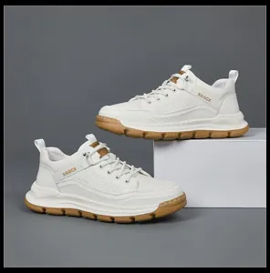 Dettaglio di sneakers da uomo in pelle bianca con spesse suole in schiuma marrone