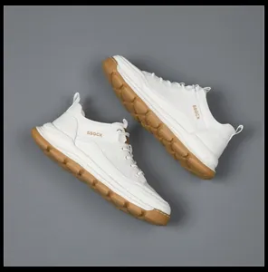 Vista dettagliata delle sneakers in vera pelle da uomo con suola spessa in schiuma
