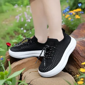 Modische, atmungsaktive schwarze Mesh-Sneaker für Jungen mit dicken weißen Sohlen für den Sommer