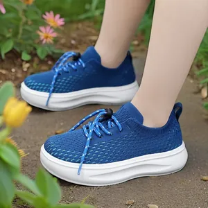 Atmungsaktive blaue Mesh-Sportschuhe für Jungen mit dicker weißer Sohle für den Sommer