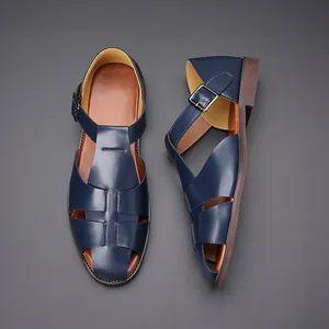 Detail der dunkelblauen Leder-Sandalen für Herren mit geschlossenem Zehenbereich