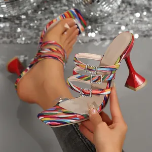Vue détaillée de sandales colorées à bout carré avec boucles élégantes en strass.
