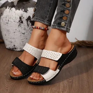 Vue latérale de sandales compensées bicolores pour femmes avec strass et velcro