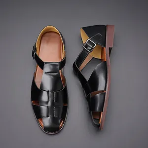 Detailansicht handgefertigter schwarzer Leder-Herrensandalen im römischen Stil mit geschlossener Kappe