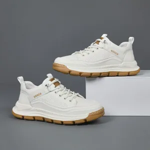 Sneakers leggere in pelle bianca con suole spesse in gomma per uno stile casual da uomo.