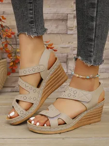 Άνετες μπεζ πλατφόρμες με φλοράλ σχέδια laser-cut και χιαστί λουράκια για γυναίκες