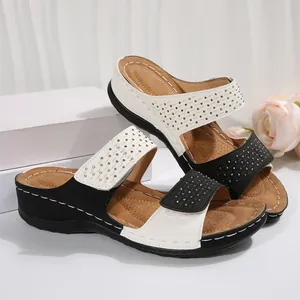 Sandales compensées élégantes pour femmes, noir et blanc, avec strass et semelle plateforme.