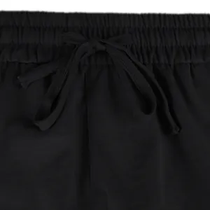 Detailed view of the elastic waistband with black drawstring on men's cargo shorts