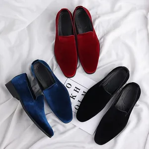 Selección de mocasines de terciopelo para hombre en rojo, azul y negro sobre fondo blanco