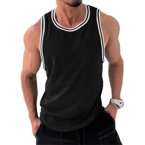 Λεπτομέρεια μαύρης αθλητικής φανέλας slim-fit με λευκή αντίθεση στη λαιμόκοψη και τις μασχάλες.