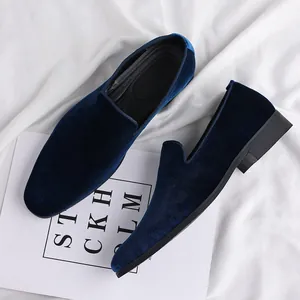 Detalle de mocasines de hombre en terciopelo azul marino con textura suave y diseño.