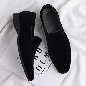 Detalle de mocasines de terciopelo negro premium para hombre sobre fondo elegante