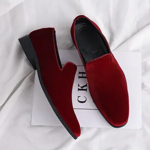 Primer plano detallado de elegantes mocasines de terciopelo burdeos para hombre.