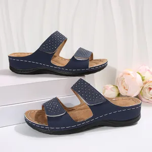 Vue détaillée de sandales compensées bleu marine avec brides velcro à strass et surpiqûres